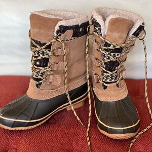 Warm and stylish sherpa lined winter boots